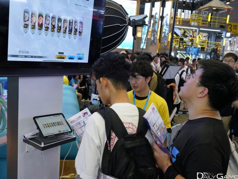 '브라운더스트2' 부스에서 가챠 게임을 체험하는 방문객.