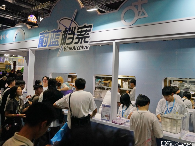 행사 내내 분주했던 굿즈 판매 직원들.