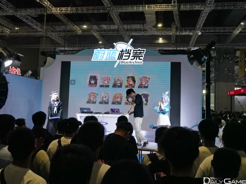 캐릭터 뽑기 이벤트는 자신의 운을 시험하려는 관람객들로 긴 줄이 이어졌다.