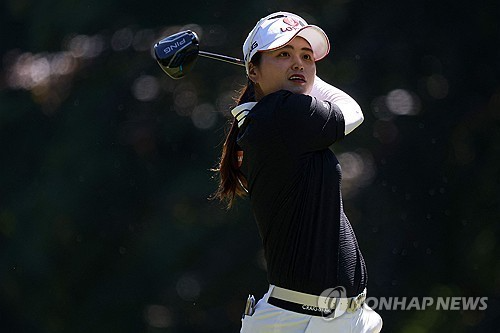 공의 방향을 쫓는 최혜진. / 사진=연합뉴스