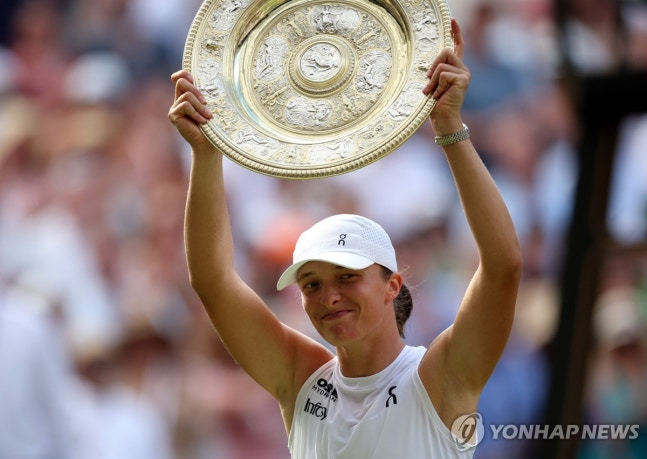 우승컵을 든 시비옹테크 / 사진=연합뉴스