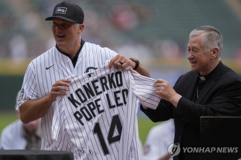 '등번호 14번' 폴 코너코에게 유니폼을 선물한 교황 레오 14세 / 사진=연합뉴스