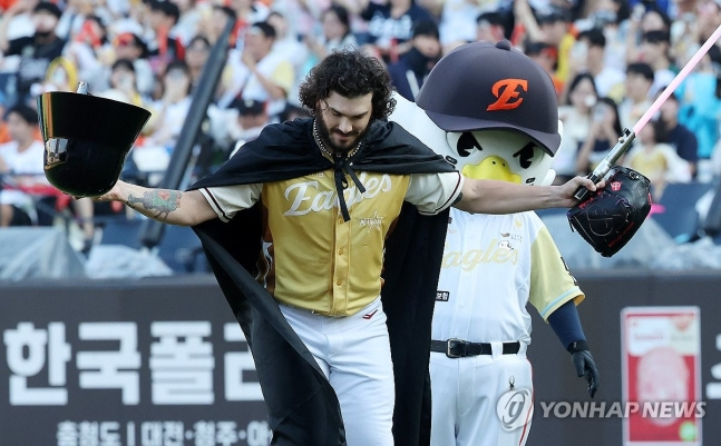 폰세가 다스 베이더 분장을 한 상태로 마운드에 오르고 있다. / 사진=연합뉴스