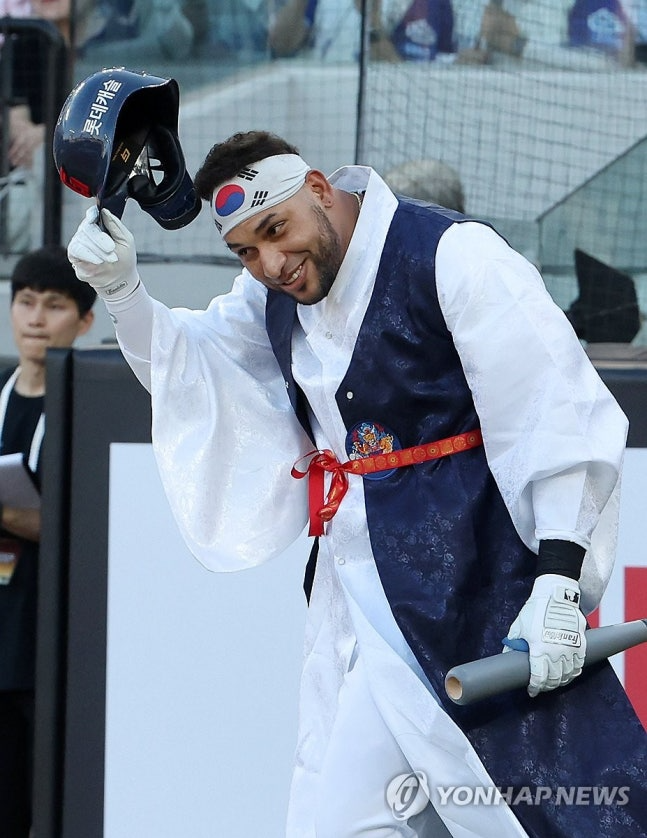 올스타 레이예스가 한복을 입고 타석에 들어서고 있다. / 사진=연합뉴스