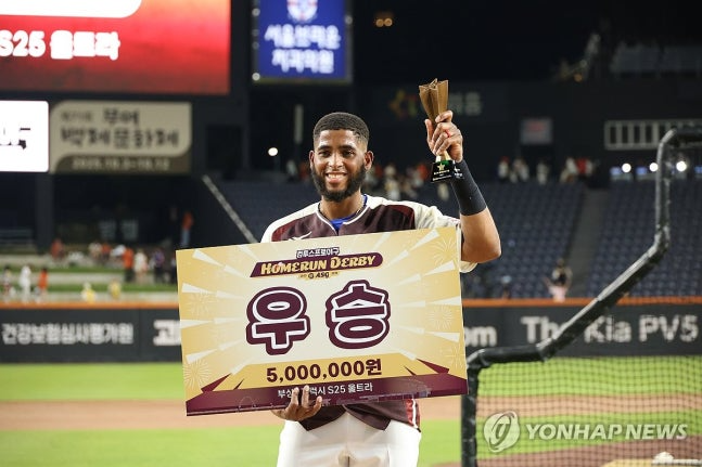 컴투스프로야구 홈런 더비에서 우승을 차지한 삼성 디아즈가 트로피를 들고 기념 촬영하고 있다. / 사진=연합뉴스