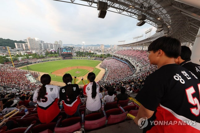 무더위에도 불구하고 관중석을 메운 야구팬들이 응원전을 펼치고 있다. / 사진=연합뉴스