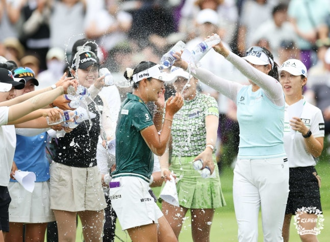 우승 축하 물세례를 받는 방신실. / KLPGA 제공. 연합뉴스