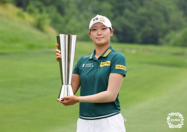 우승 트로피를 든 방신실. / KLPGA 제공. 연합뉴스