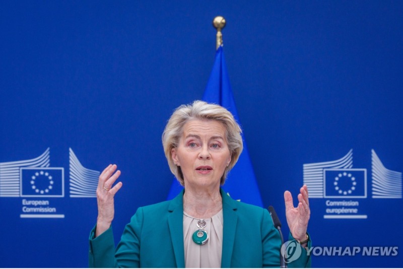 우르줄라 폰데어라이엔 EU 집행위원장은 12일(현지시간) 미국산 수입품에 대한 보복관세를 연기한다고 밝혔다. 사진=EPA, 연합뉴스