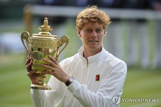 윔블던 우승컵을 든 시너/ 사진=연합뉴스