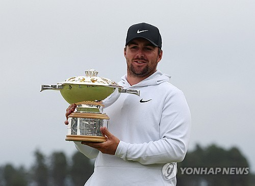 우승 트로피를 든 고터럽. / 사진=연합뉴스