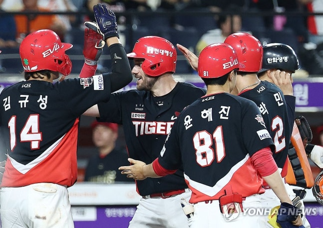 KIA 위즈덤이 만루홈런을 치고 선행 주자들의 격려를 받고 있다. / 사진=연합뉴스