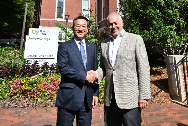 유정복 인천광역시장이 11일(현지시간) 미국 애틀란타 조지아 공과대학교(Georgia Institute of Technology)에서 앙헬 카브레라(Ángel Cabrera) 총장과 기념촬엉을 하고