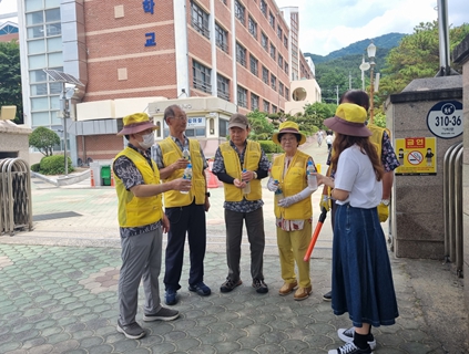노인일자리사업 폭염 대응 강화 (김해시 제공)
