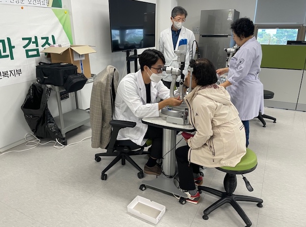 산청군, 60세 이상 노인 무료 안검진 실시 (산청군 제공)