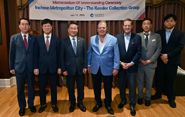 유정복 인천광역시장이 미국 조지아주 서배너 암스트롱 맨션(Armstrong Mansion)에서 리차드 케슬러(Richard Kessler) 케슬러그룹 회장과 상호 협력 양해각서(MOU)를 체결하고 기념촬영을 하고 있다.