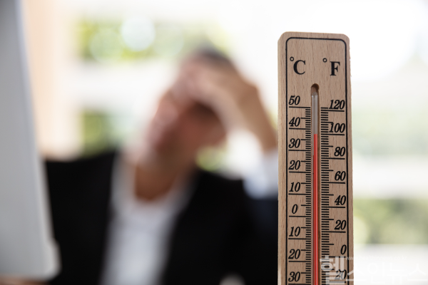 기록적인 폭염으로 온열질환자가 급증하면서 수분 섭취와 휴식 등 예방수칙 준수가 중요하다. (클립아트코리아)