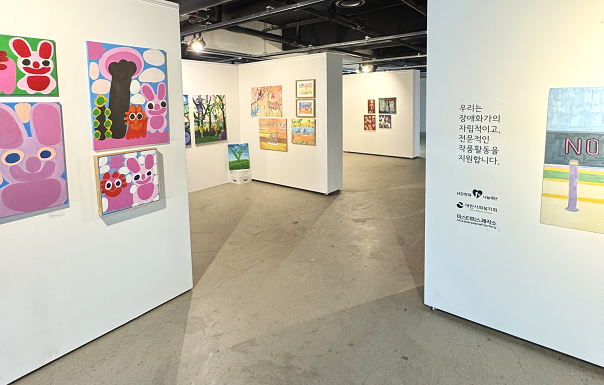 노들섬 노들갤러리에서 진행된 대한사회복지회 X HD현대1%나눔재단 ‘마스터피스제작소 특별전’ 전경