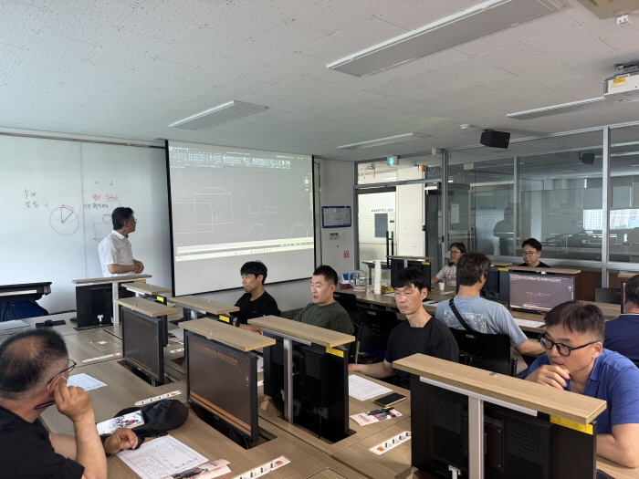 한국소방안전원 부산지부는 14일 경남정보대학교 TC센터 교육장에서 소방기술자 전문교육을 진행했다./한국소방안전원 부산지부