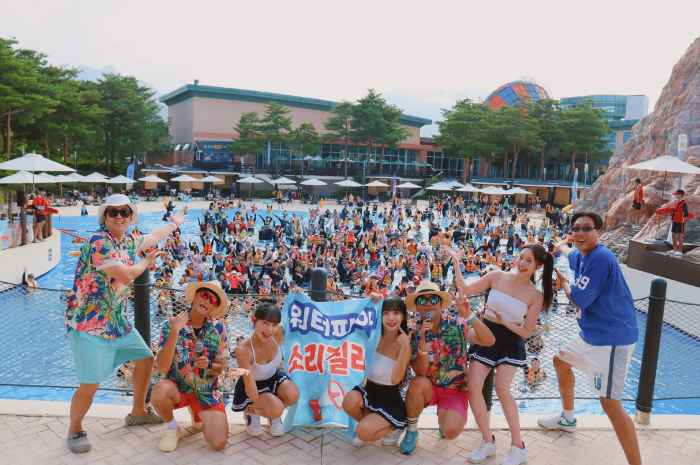 스플래시 페스타를 즐기는 고객들