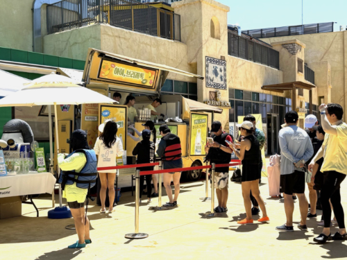 지난 12일 웨이브파크에서 열린 풀무원샘물 ‘하이 브리즈톡’ 팝업 이벤트에 참가하기 위해 방문객들이 줄을 서고 있다.