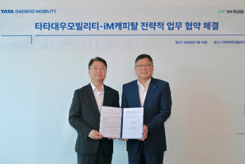 전략적업무협약을 체결한 타타대우모빌리티 김태성 사장(좌측)과 iM캐피탈 김성욱 대표이사(우측)