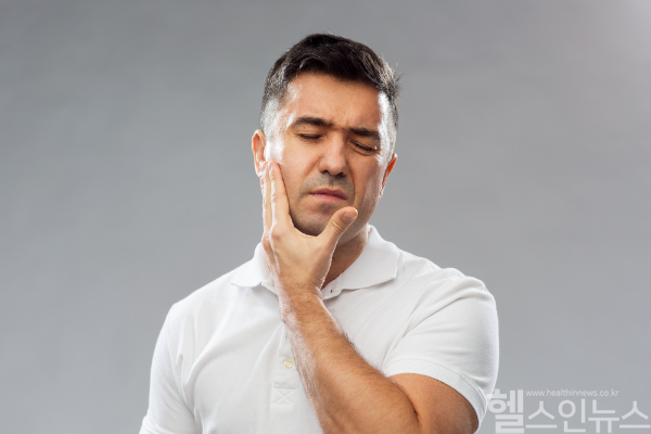 안면골절은 조기 진단과 치료가 필수이며, 증상 발생 시 신속한 병원 방문이 중요하다. (클립아트코리아)