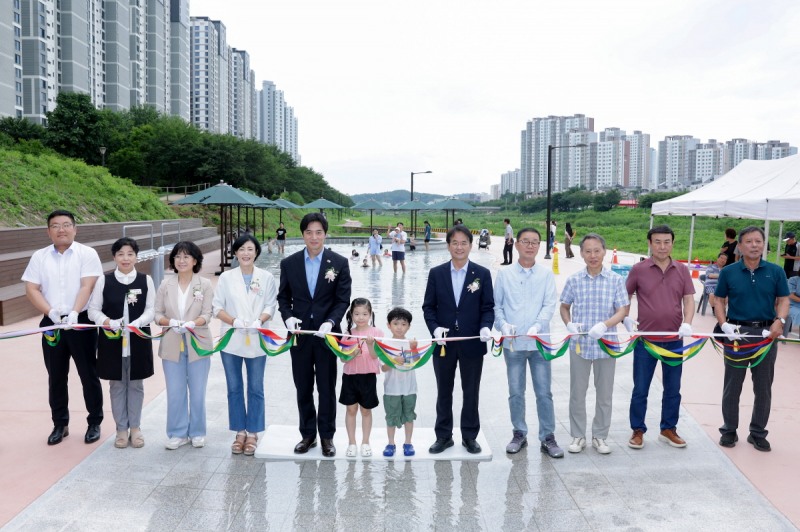 창릉천 발물놀이터 개장식 테이프커팅