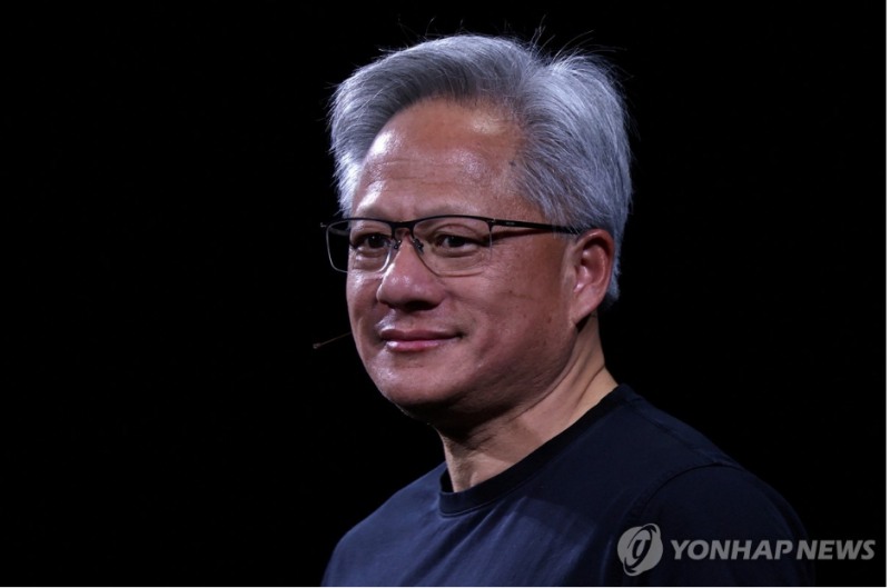 젠슨 황 엔비디아 CEO가 15일 미국정부가 그동안 규제해 온 H20 대중 수출을 승인해줬다고 밝혔다. 사진=로이터통신, 연합뉴