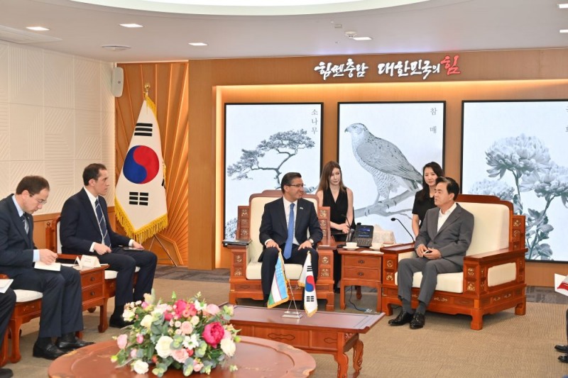 김태흠 충남도지사와 압두살로모프 알리쉐르(Abdusalomov Alisher) 주한 우즈베키스탄 대사가 15일 도청 접견실에서 만나 양 지역 간 상호 교류 방안을 모색했다.(사진=충남도청 제공)