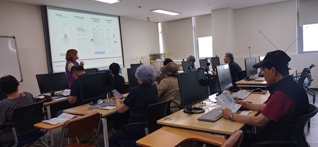 아산시가 어르신 대상 아산페이 앱 교육을 지난달 18일부터  실시하고 있다.(사진=아산시청 제공)