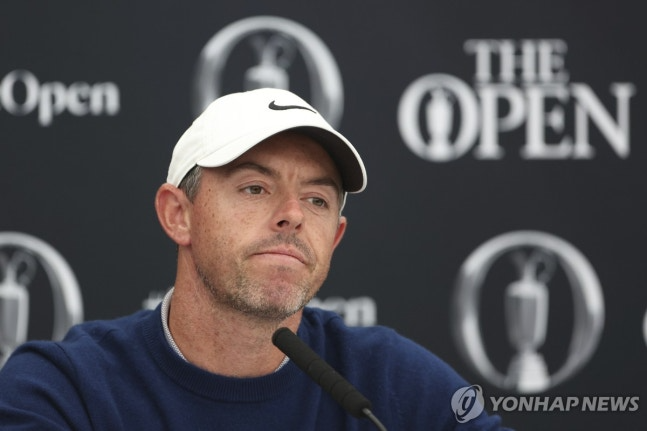 15일 공식 기자회견에 나온 매킬로이 / 사진=연합뉴스