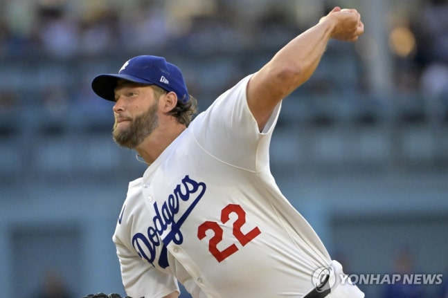 MLB를 대표하는 '커브 장인' 클레이턴 커쇼의 커브 투구 순간 / 사진=연합뉴스