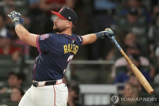 왼쪽 타석에서 타격하는 롤리 / 사진=연합뉴스