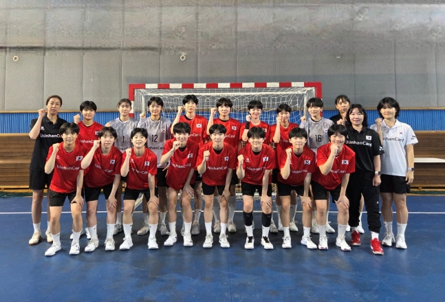 한국 17세 이하 여자 핸드볼 국가대표 선수단. / 사진=대한핸드볼협회 제공. 연합뉴스