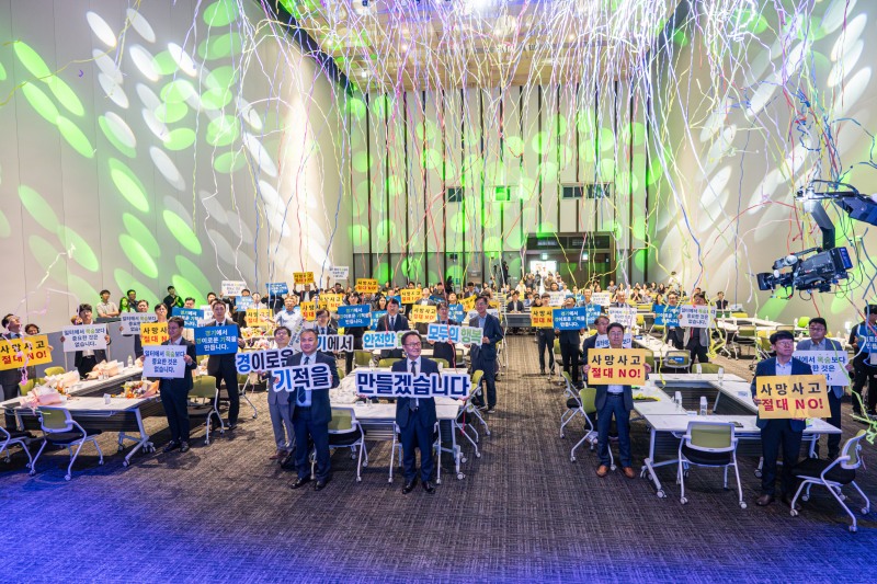 고용노동부 경기지청과 안전보건공단 경기지역본부는 15일 수원컨벤션센터에서 ‘2025 경기지역 산업안전보건의 달’ 기념행사를 성황리에 개최했다./안전보건공단 경기지역본부