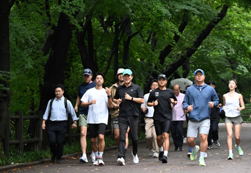 오세훈 서울시장이 '아침현장소통' 첫 날인 15일(화) 오전 시민과 함께 남산 북측순환로를 달리고 있다. 오 시장은 이날 국립극장~중부공원여가센터 2km 구간을 달리고 남산 샤워장을 점검했다. (사진=서울시청 제공)
