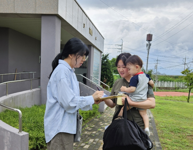 증평군,‘온(ON)돌봄 여권 배송서비스’호응 (증평군 제공)