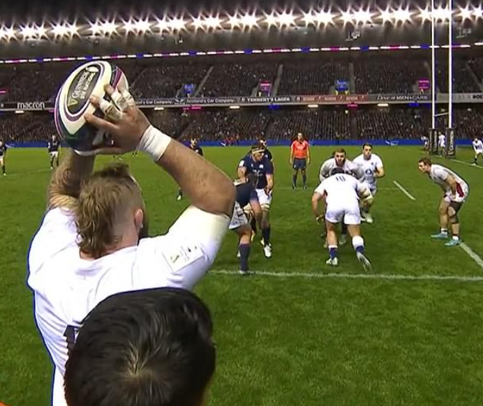 '라인아웃' 상황에서 볼을 던지는 럭비 선수 모습