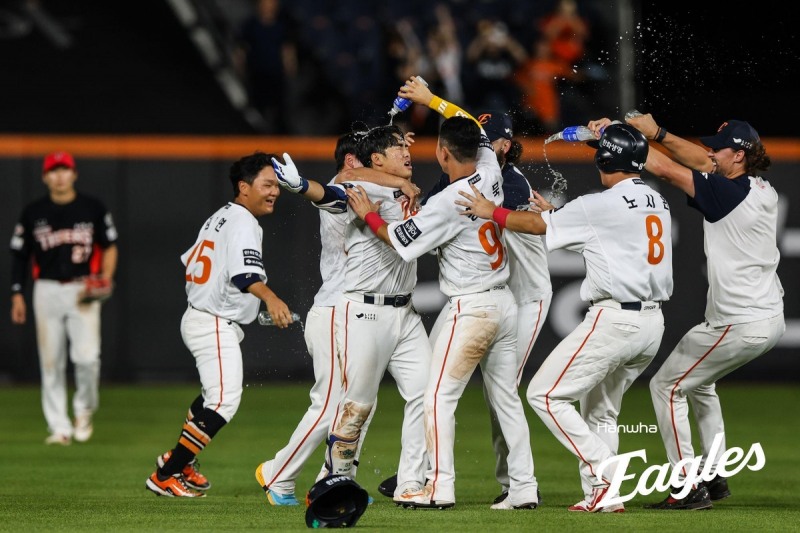 끝내기 승리에 환호하는 한화 선수들