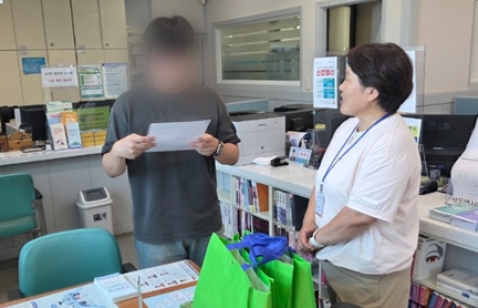 강은숙 강화종합재가센터장이 이달 초 주문도 면사무소를 방문해 ‘취약지지원사업’을 설명하고 있다 (강화종합재가센터 제공)