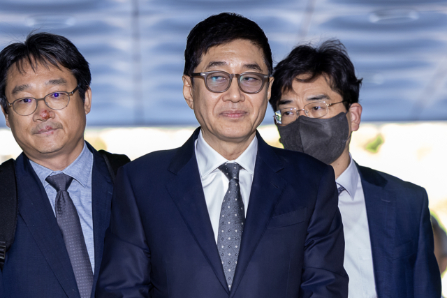 특정경제범죄 가중처벌법상 횡령·배임 혐의를 받는 태광그룹 이호진 전 회장이 16일 오전 서초구 서울중앙지법에서 열리는 구속 전 피의자 심문(영장심사)을 받기 위해 법정으로 들어서고 있다. 2024.5.16. 연합뉴스