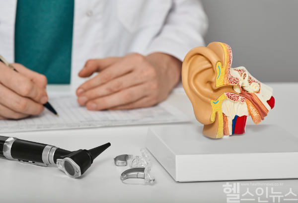 여름철 물놀이 후 귀 통증이 느껴진다면, 외이도염을 의심하고 조기 진료가 필요합니다. (클립아트코리아)