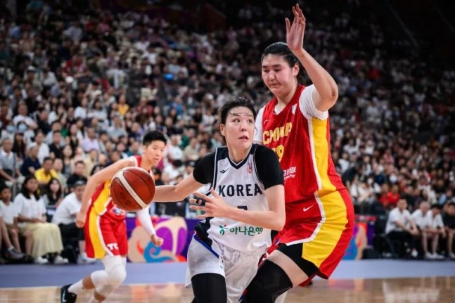 한국의 박지수와 중국의 장쯔위 / 사진=FIBA 제공. 연합뉴스