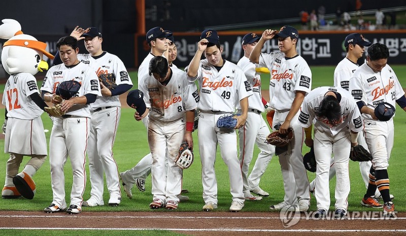 팬들에게 인사하는 한화 선수들 / 사진=연합뉴스