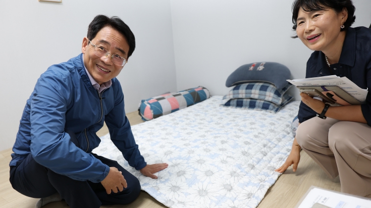 강진원 군수가 강진읍 한 가정을 방문 시원한 잠자리를 보장하는 쿨매트를 살펴보고 있다. (강진군 제공)