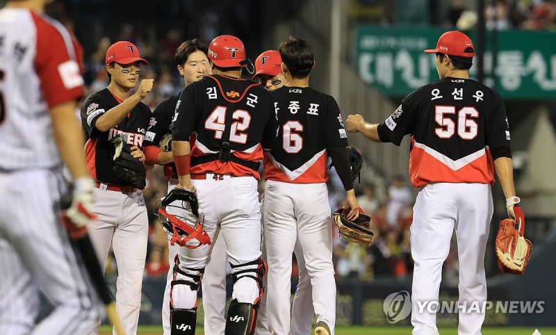 승리한 KIA선수들이 경기 후 환호하고 있다. / 사진=연합뉴스