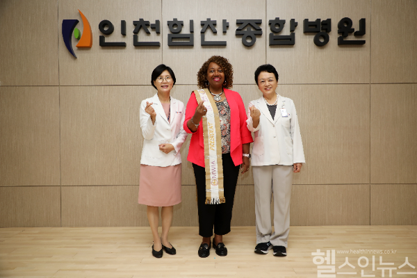 (왼쪽부터) 박혜영 상원의료재단 이사장, 엘라노어 느와디노비 세계여자의사회 회장, 세계여자의사회 부회장 김봉옥 인천힘찬종합병원장 (인천힘찬종합병원 제공)