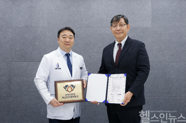 핵심협력병원 협약 모습 (좌측부터) 이덕주 서울척병원 대표원장, 오승준 경희의료원 의료협력본부장 (경희의료원 제공)