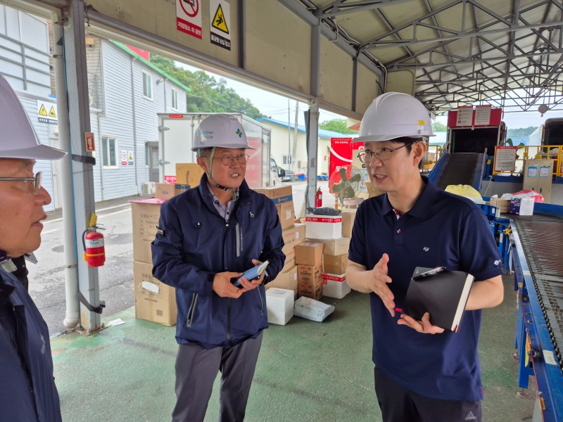 안성환 안전보건공단 강원지역본부장(가운데)이 온열질환 예방을 위해 16일 관내 온열질환 고위험 사업장을 방문했다./안전보건공단 강원지역본부